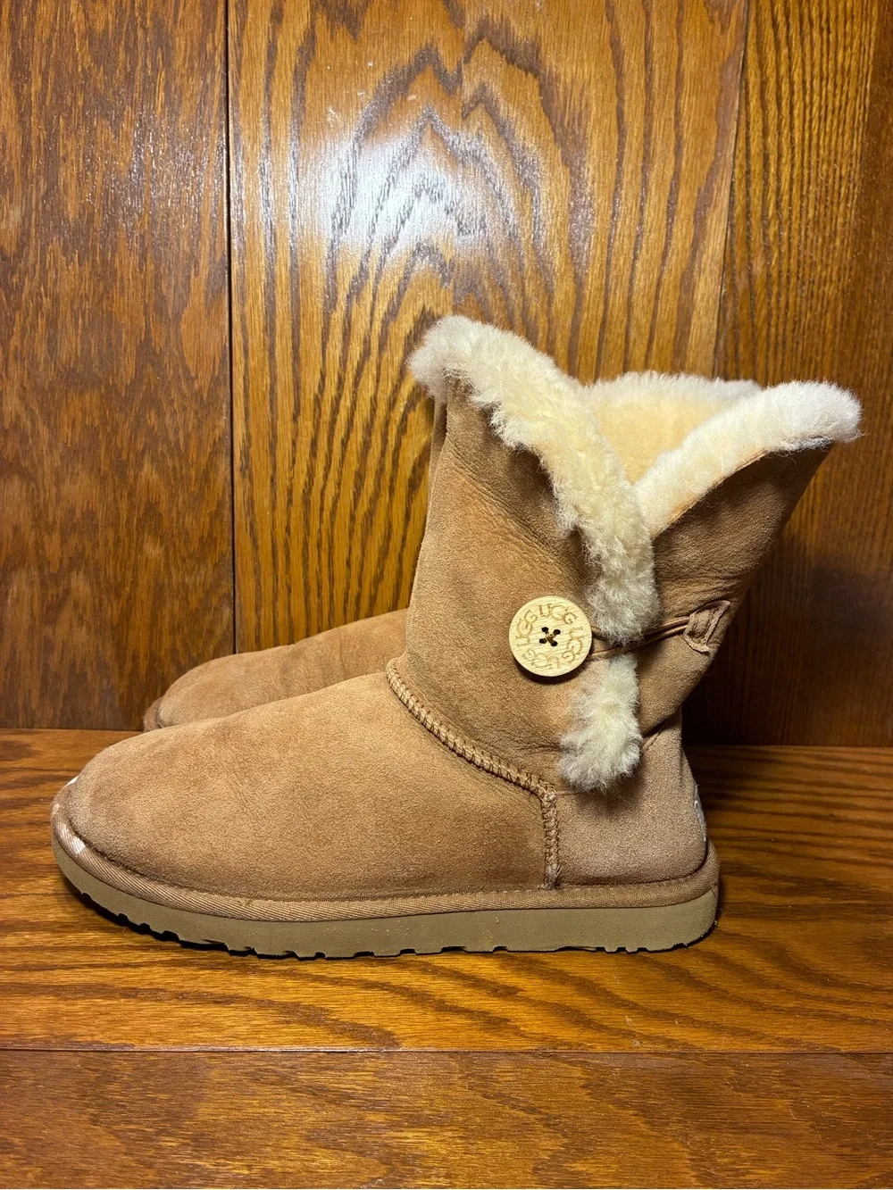 UGG Bailey Button Short 5803 Chestnut Sheepskin Boots Size 9